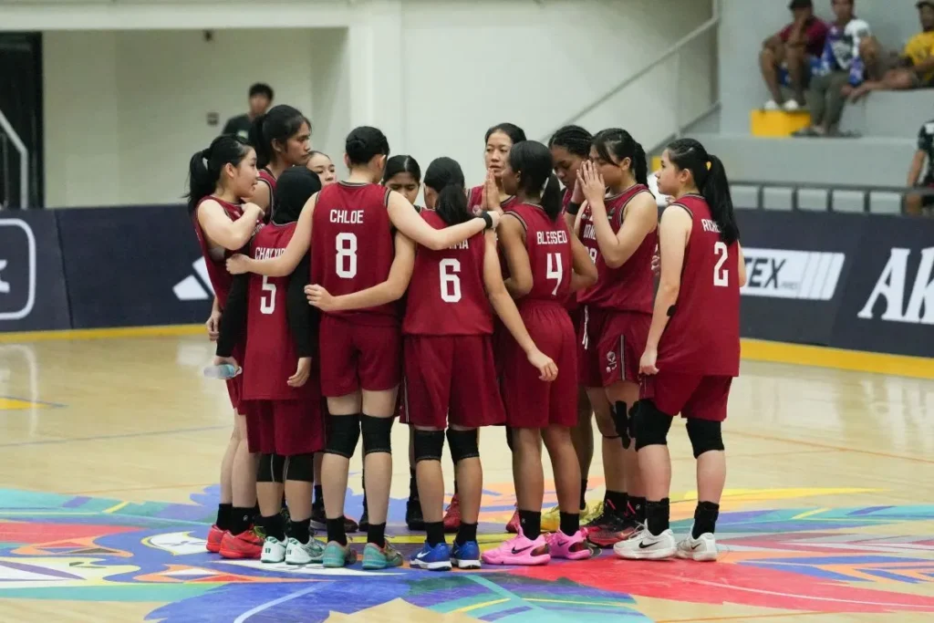 i timnas bola basket U18 putri Indonesia berkumpul di lapangan sebelum pertandingan